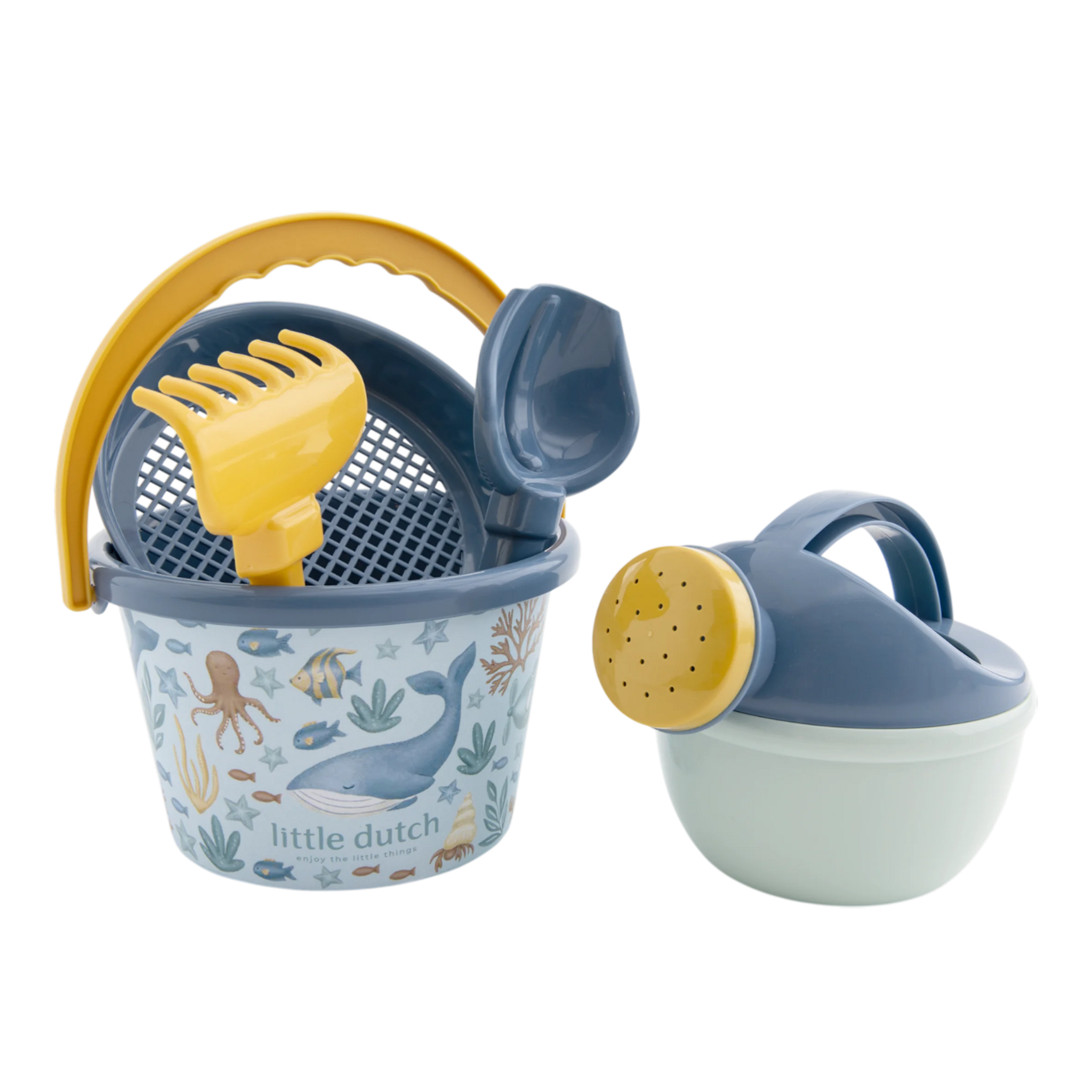 Strand Set Ocean Blue von Little Dutch bestehend aus: Sieb, Schaufel, Rechen, Gießkanne, Eimer.