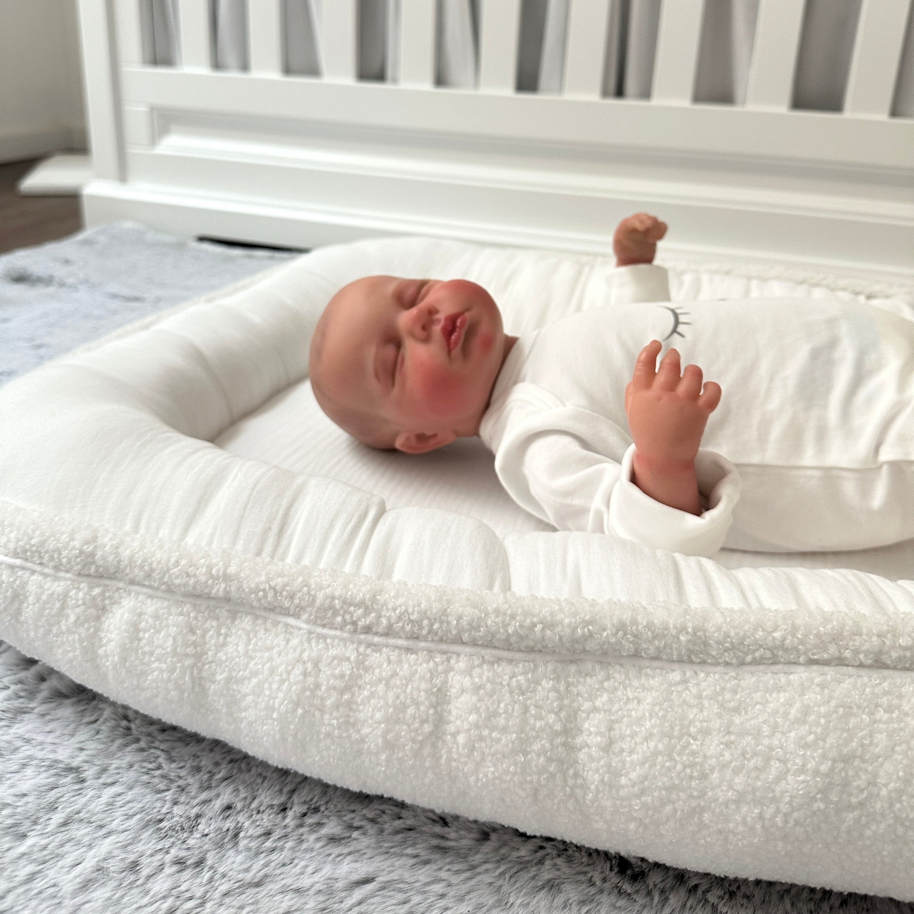 LUI e LEI Babynest LOVE YOU aus Bio-Baumwolle & Boucle weiß