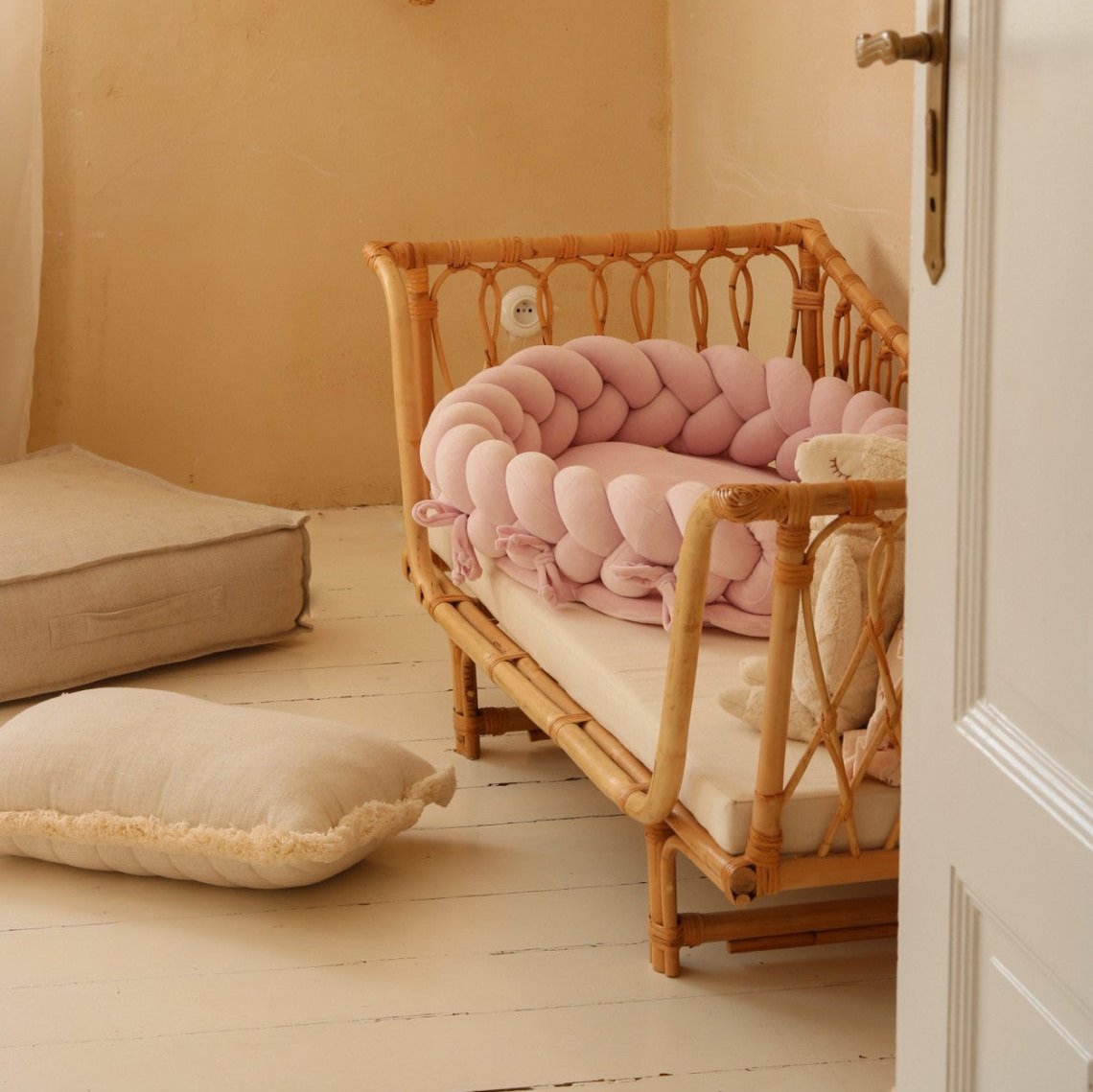 2 in 1 Babynest & Bettschlange aus Samt puderrosa