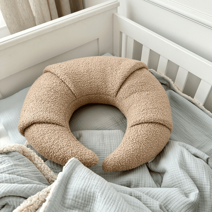 Ergonomisches Stillkissen Boucle chocolate von Cotton & Sweets bei harmony ambiente kaufen
