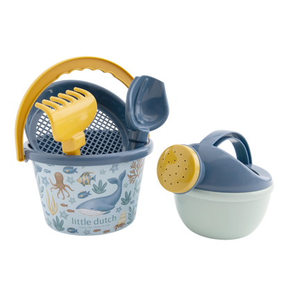Strand Set Ocean Blue von Little Dutch bestehend aus: Sieb, Schaufel, Rechen, Gießkanne, Eimer.