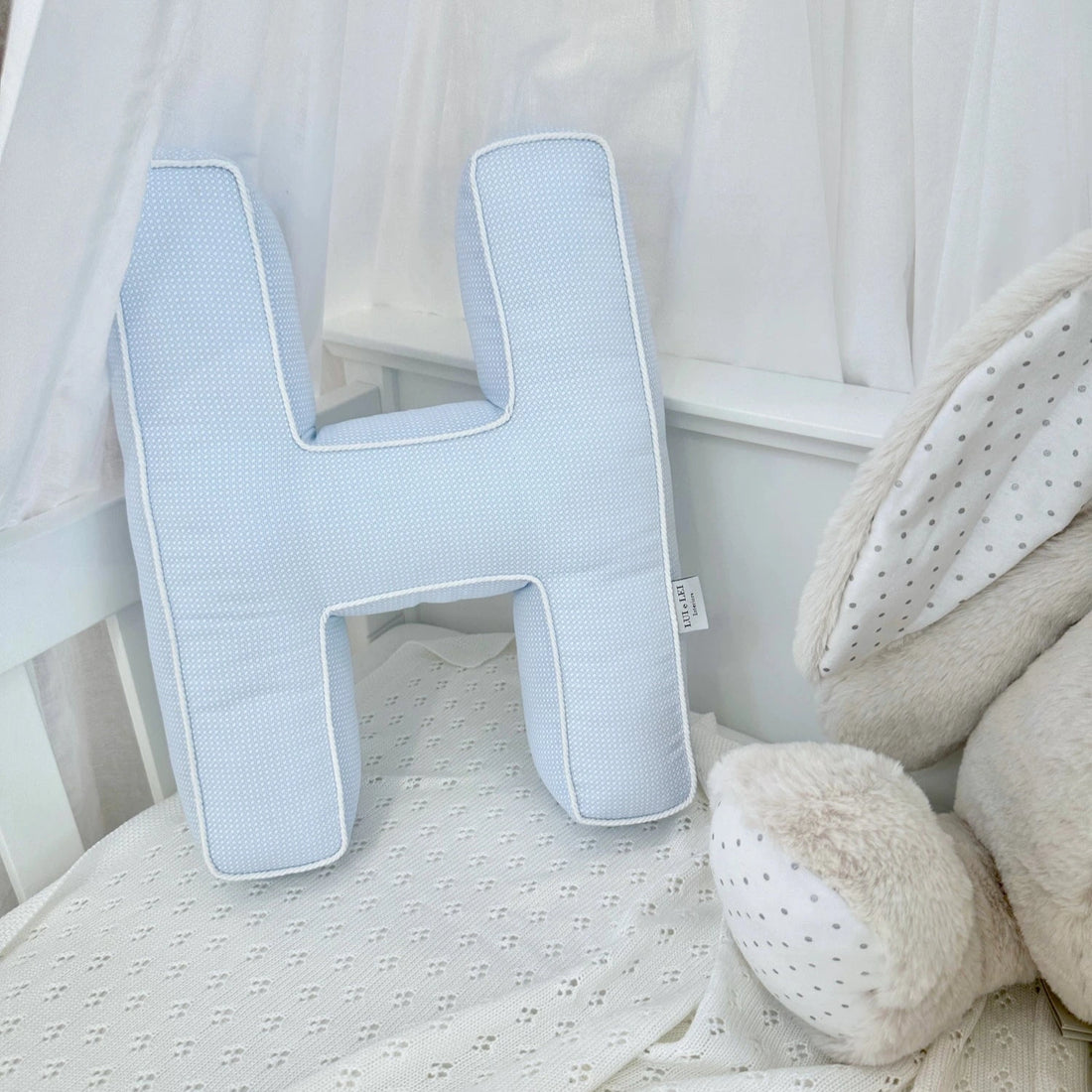 Dekokissen Buchstabe H für Kinderzimmer; Deko-Kissen Buchstaben hellblau; Kinderzimmer Dekokissen blau; Kinder Buchstabenkissen; harmony ambiente