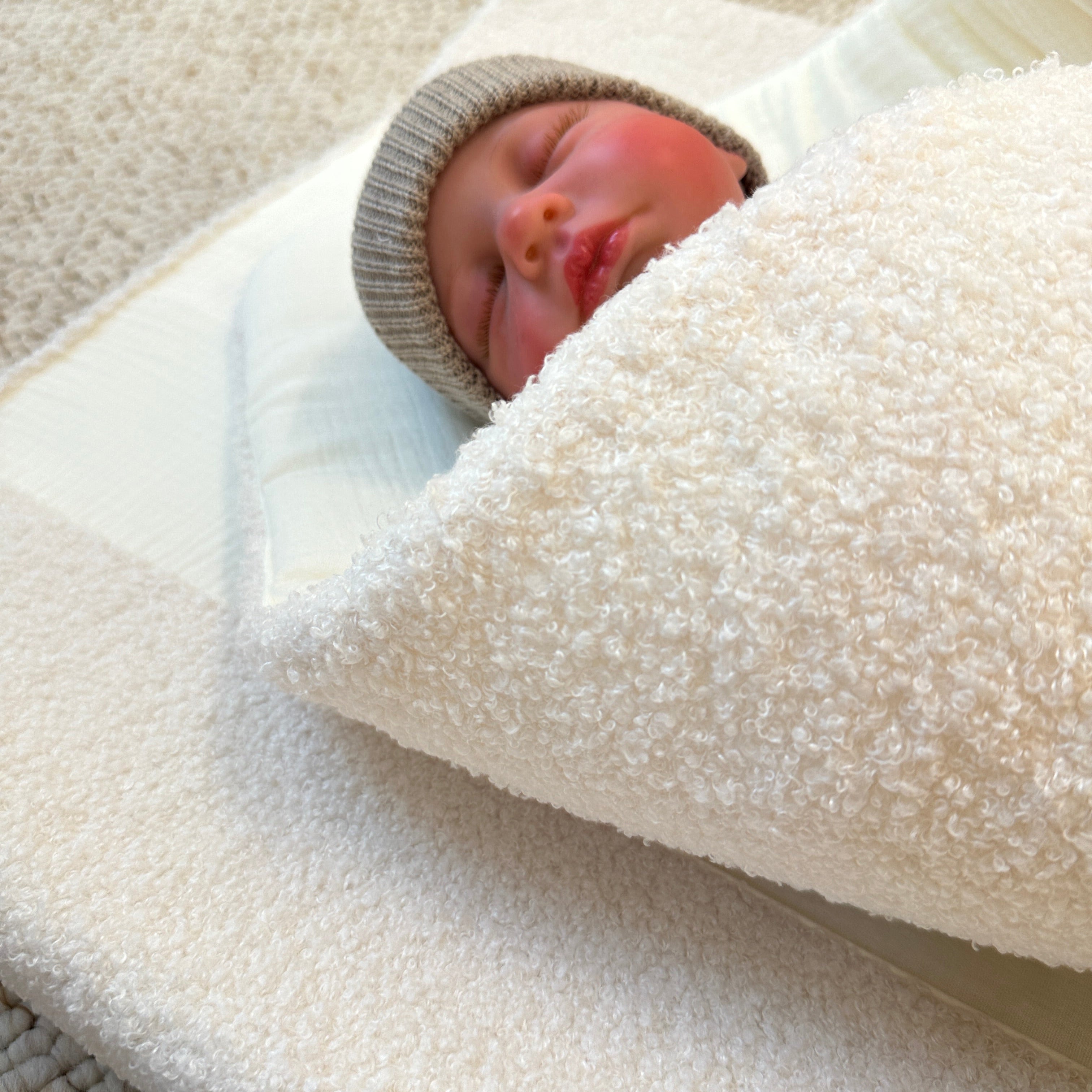 Wickelauflage LOVE YOU aus Bio-Baumwolle &amp; Boucle vanille - LUI e LEI