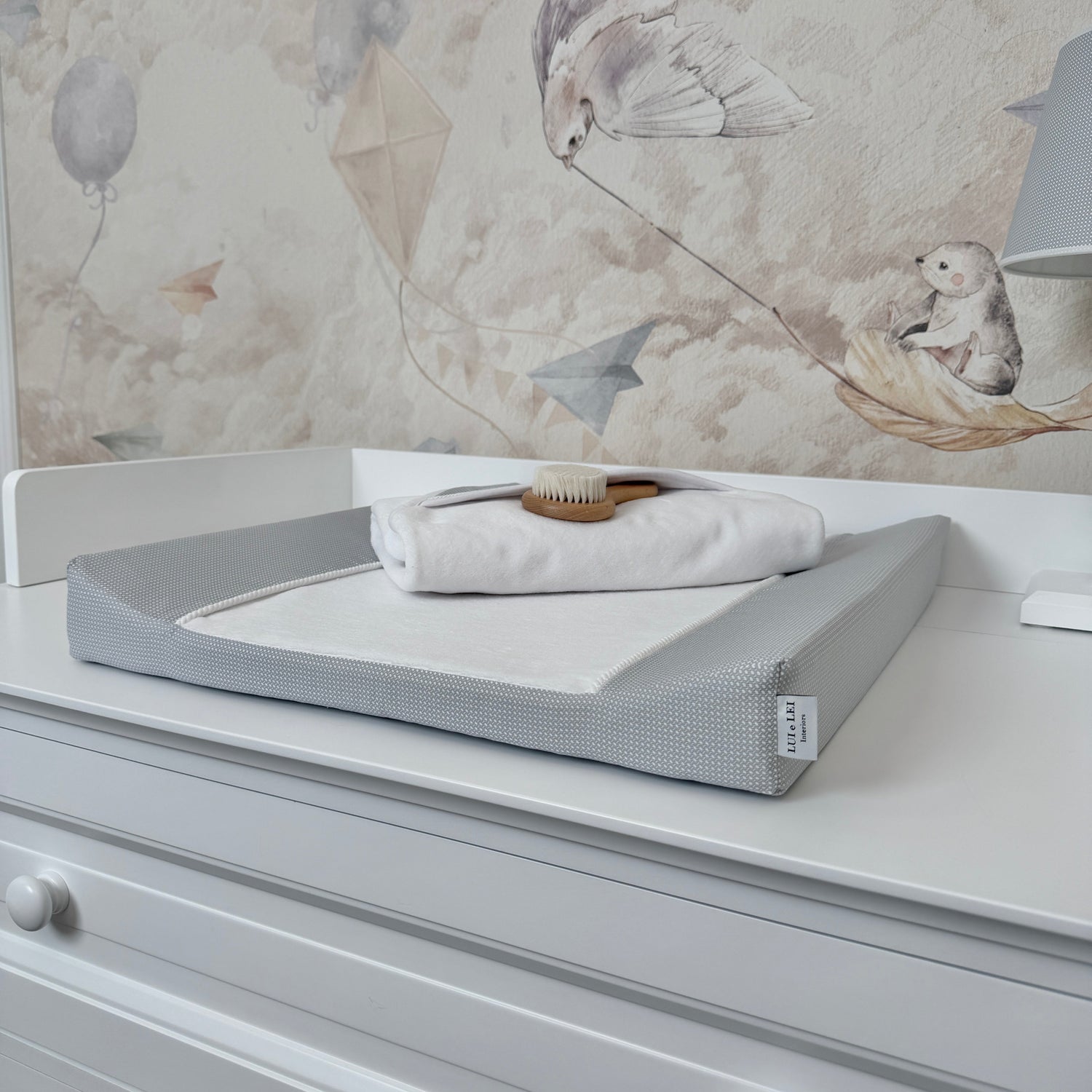 Wickelauflage Dreamy grey auf der Kommode Royal