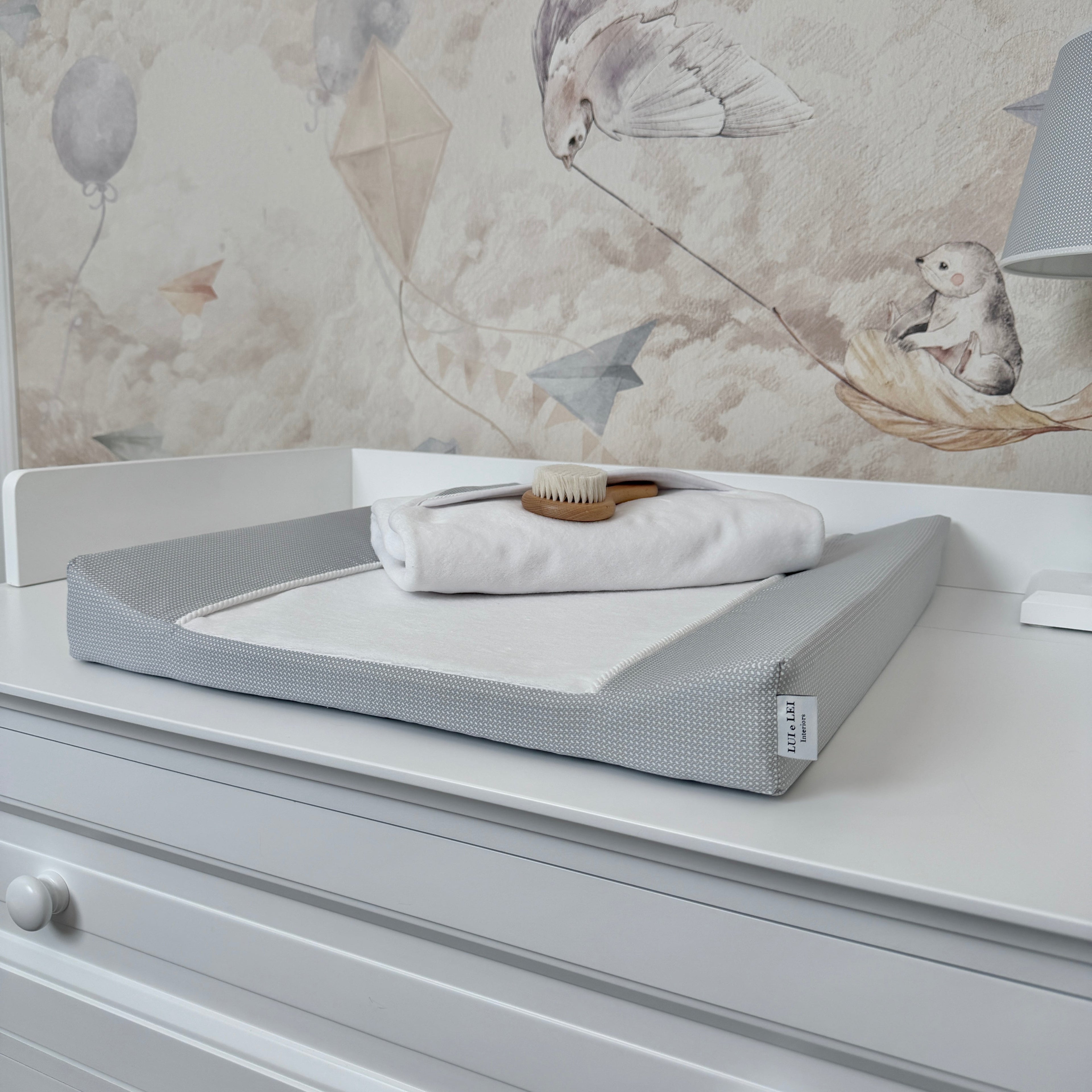 Wickelauflage Dreamy grey auf der Kommode Royal