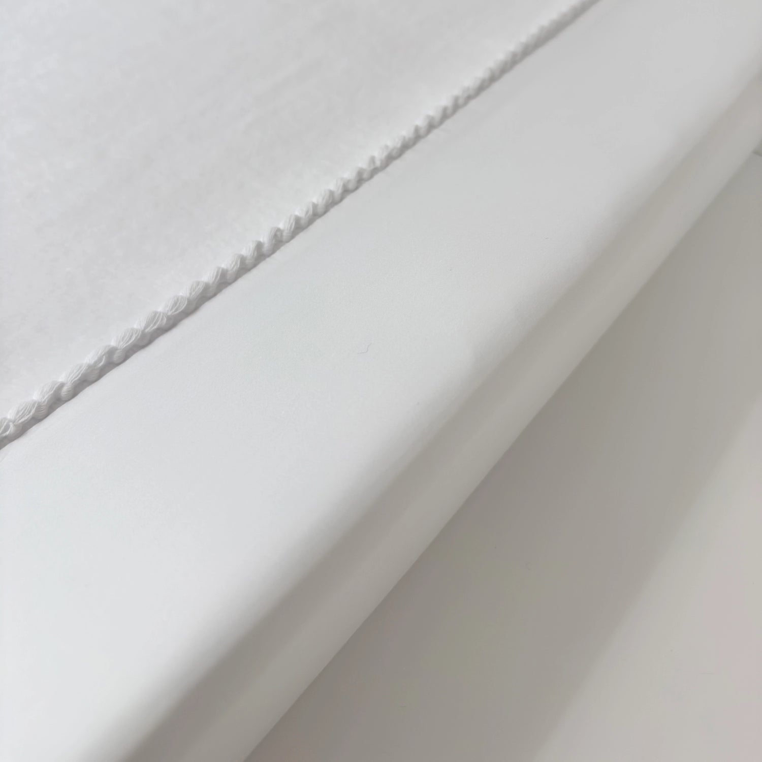 LUI e LEI Wickelauflage PEARL aus Satin-Baumwolle weiß